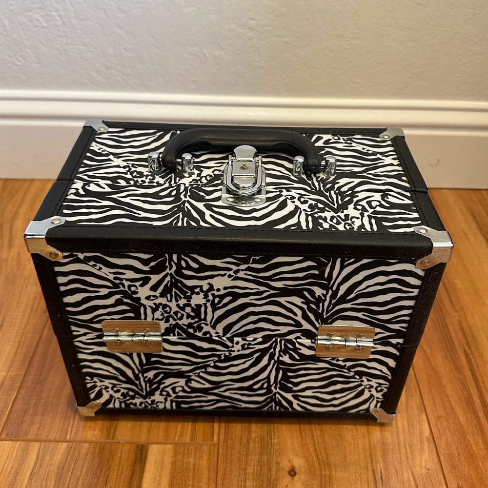 Beauty organizer trunk zebra black and white makeup